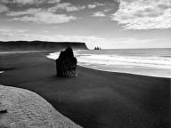 plage de sable noir à vik, côte sud